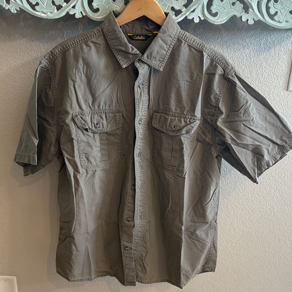 Cabela's Men's Gray Short Sleeve Button Down Shirt